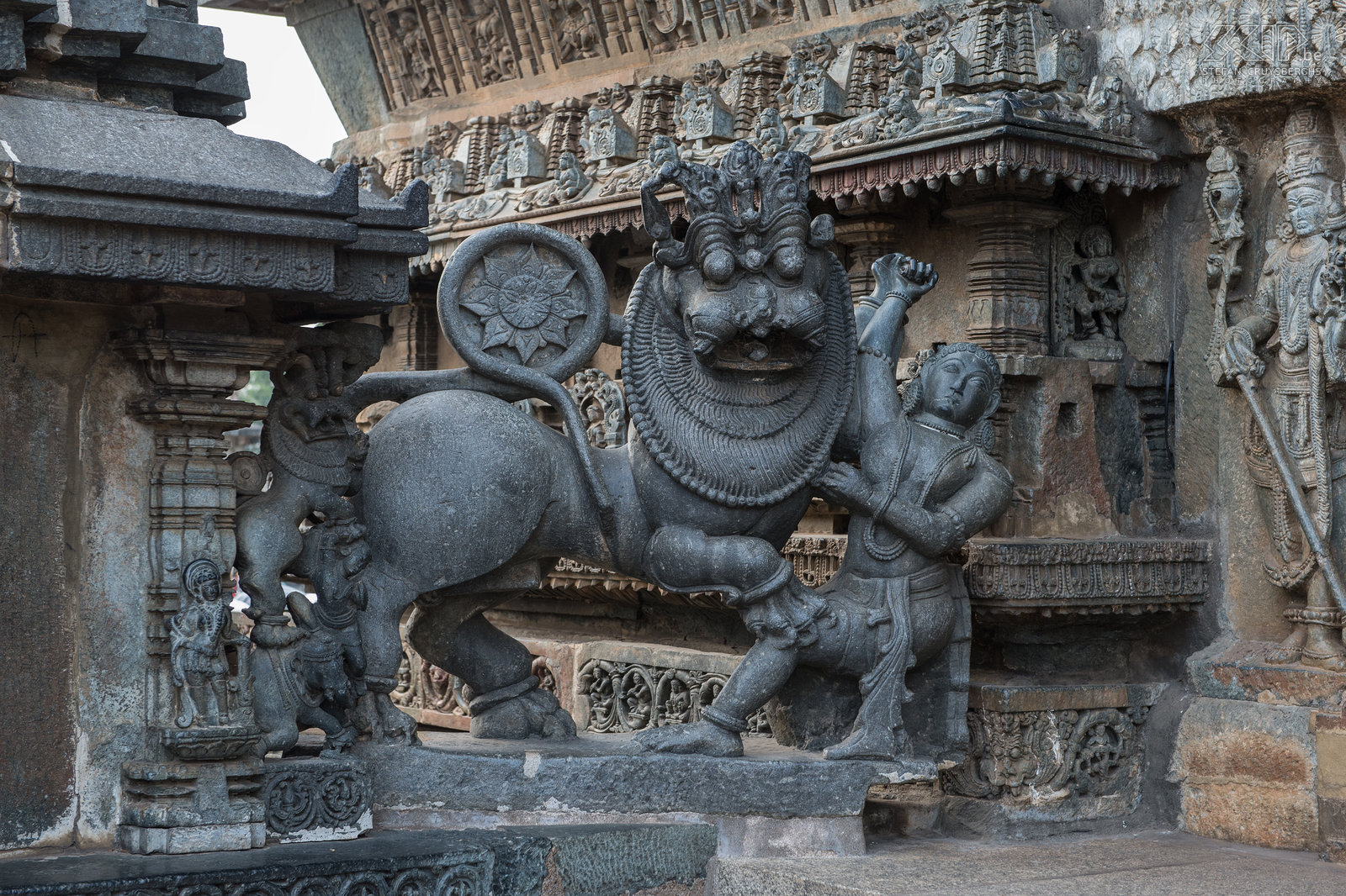 Belur Indrukwekkend standbeeld bij de ingang van de hoodftempel in Belur in Karnataka. Stefan Cruysberghs